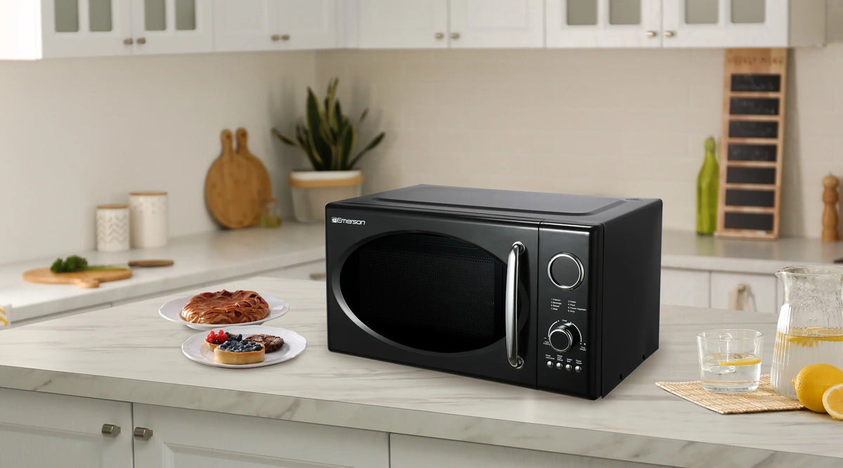 Emerson 0.9 Cu Ft 800W Retro Black Microwave Oven With Grill - MWRG0901BK